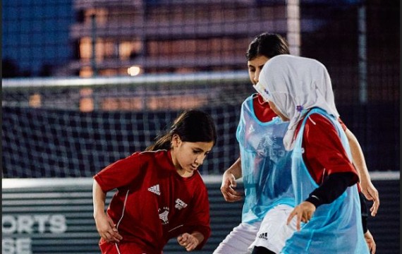 Mädchen beim Fußballspiel (Foto: Scoring Girls)