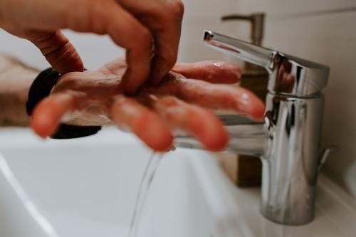 Hände waschen (Foto: Claudio Schwarz @ Unsplash)