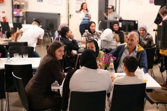 (Foto: Lys Y. Seng) Bürgermeisterin Martina Pfister im Gespräch