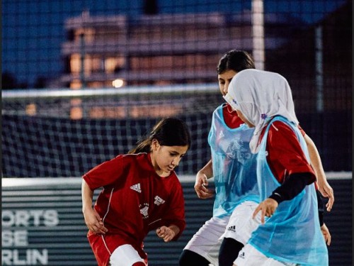 Mädchen beim Fußballspiel (Foto: Scoring Girls)